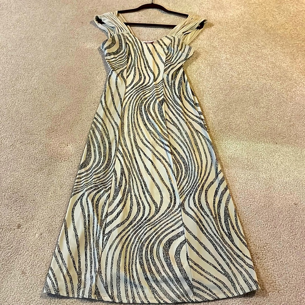 Pretty Women’s Women’s size M Black and Cream Long Off the A Line Shoulder Maxi